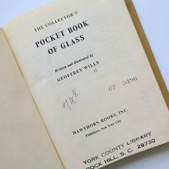 5/$12 Vintage Book Collector's Pocket Book of Glass Ex-library 1966 1st Amer Ed - Picture 1 of 13